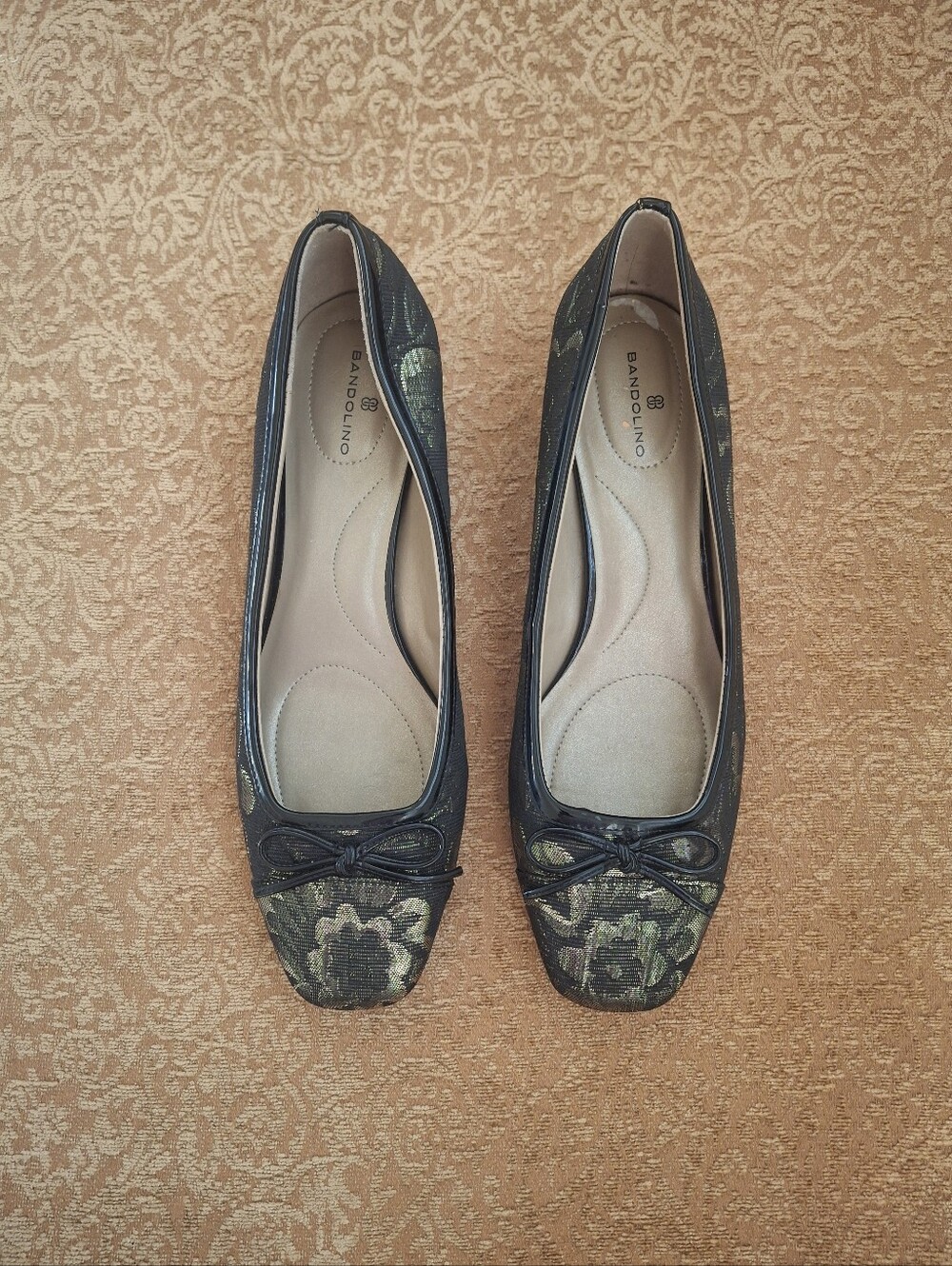 BANDOLINO Black Low Block Heel with Gold Floral Jacquard and Bow - Size 9.5